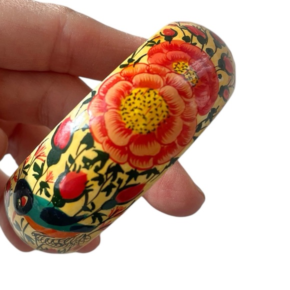 Vintage hand painted wooden floral hummingbird bangle bracelet - Picture 6 of 8